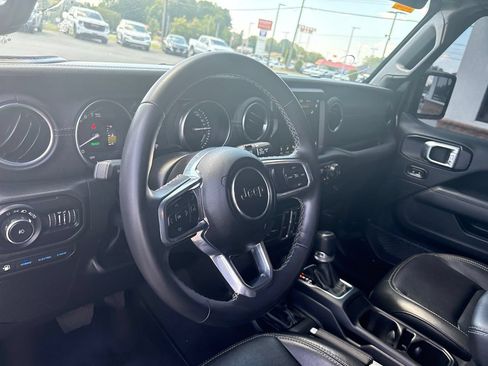 Used 2022 Jeep Wrangler Unlimited Sahara AWD/4WD image 3