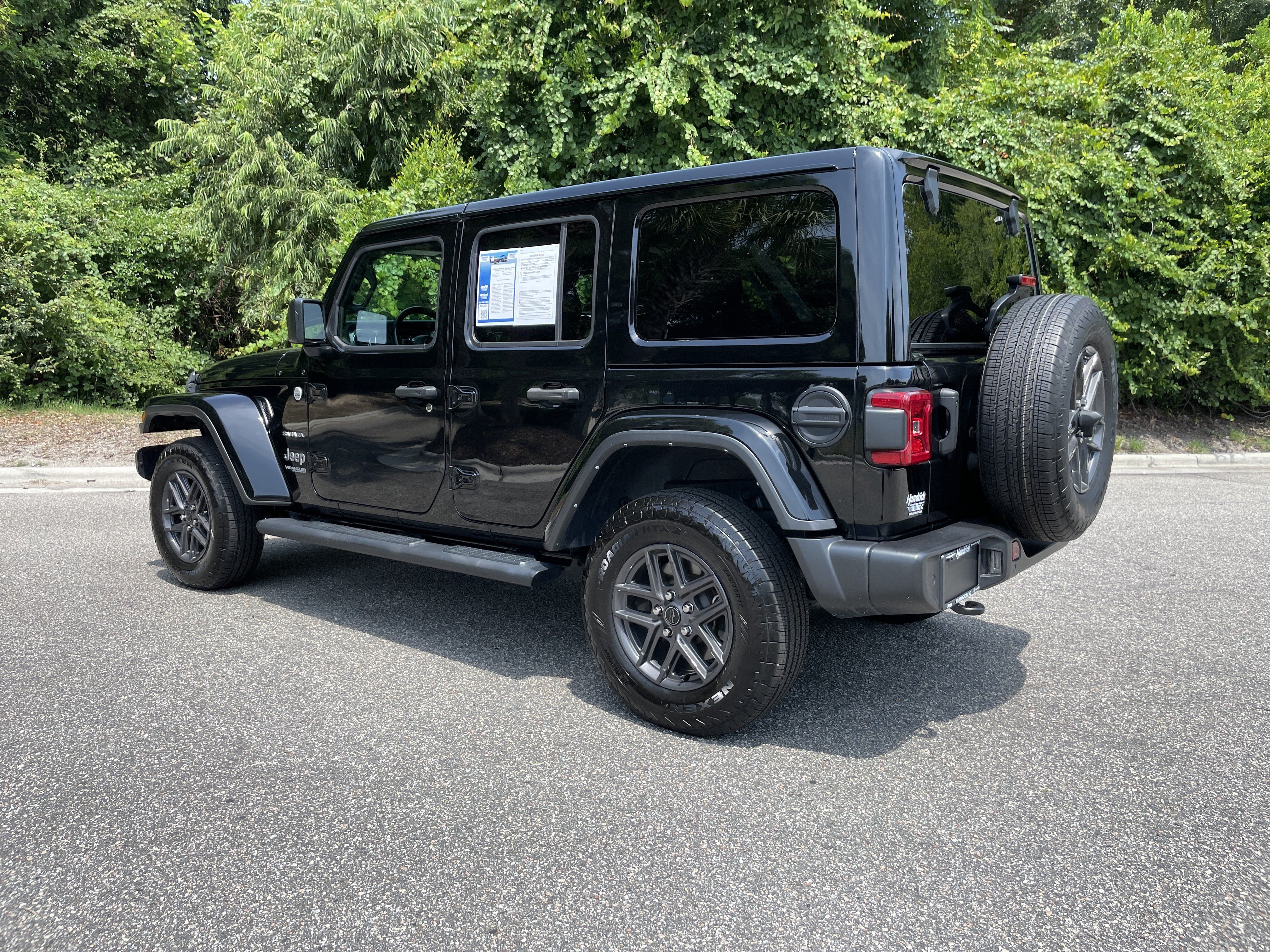 Used 2022 Jeep Wrangler Unlimited Sahara w/ LED Lighting Group AWD/4WD image 7