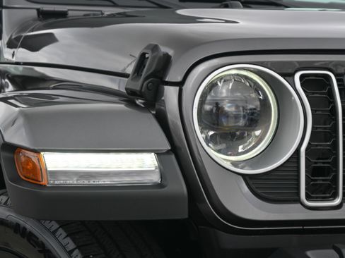 Used 2025 Jeep Wrangler Sahara image 26