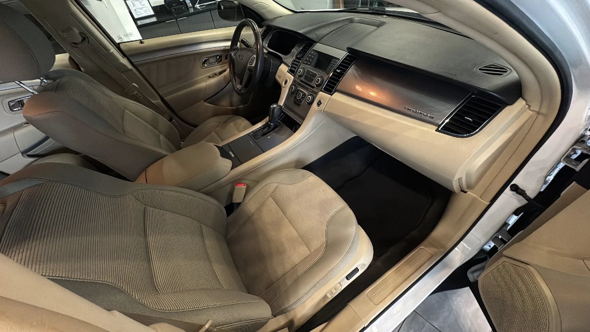 Used 2016 Ford Taurus SEL FWD image 21