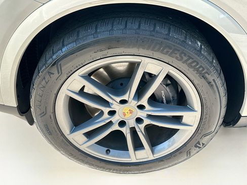 Used 2025 Porsche Cayenne Coupe image 34