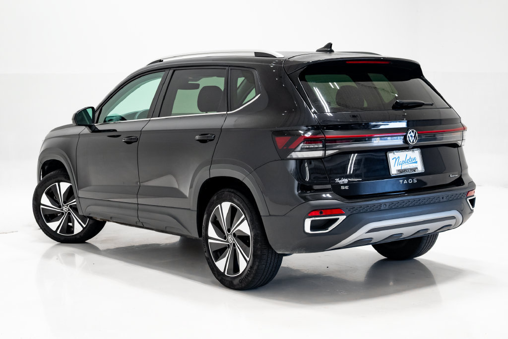 Used 2025 Volkswagen Taos SE AWD/4WD image 3