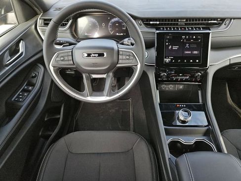 New 2025 Jeep Grand Cherokee L Laredo image 4