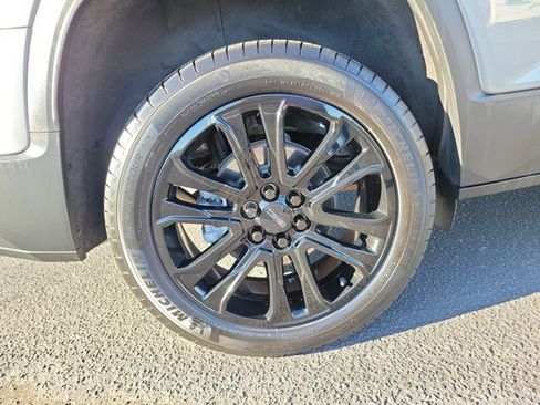 Used 2023 GMC Acadia SLT w/ Elevation Edition image 9