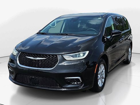Used 2023 Chrysler Pacifica Touring-L FWD image 11