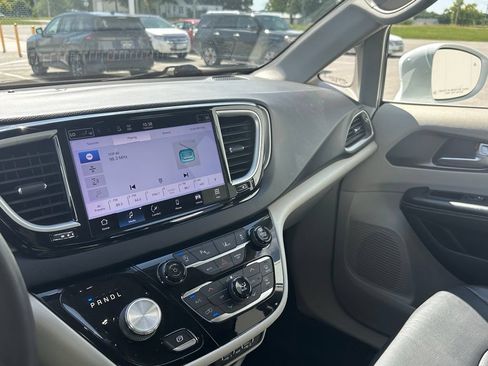 Used 2022 Chrysler Pacifica Touring-L FWD image 29