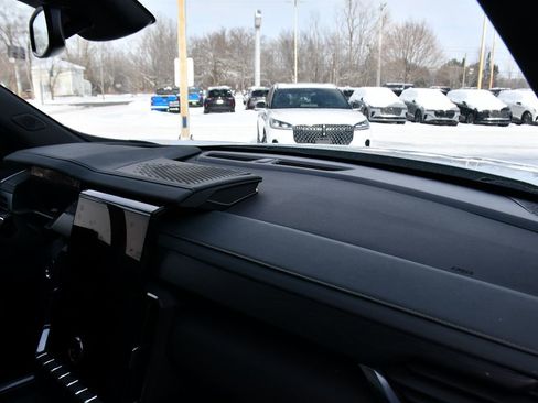 Used 2024 GMC Acadia AT4 w/ Luxury Package image 15