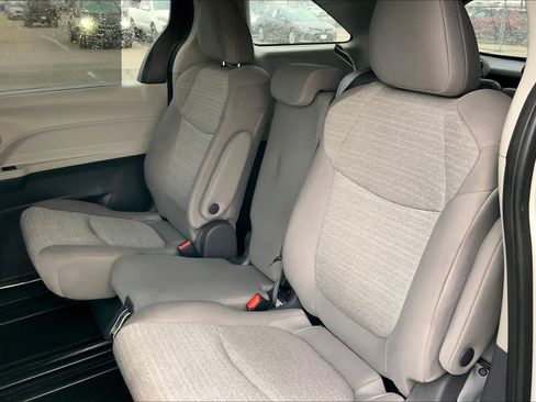 Used 2021 Toyota Sienna LE FWD image 19