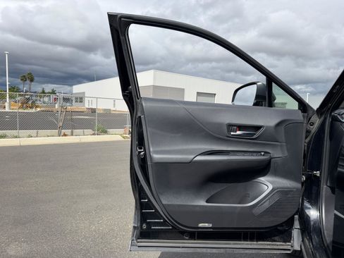 Used 2021 Toyota Venza LE image 13