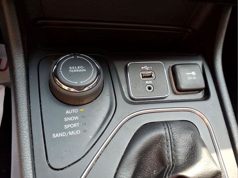 Used 2019 Jeep Cherokee Latitude Plus w/ Comfort/Convenience Group AWD/4WD image 23