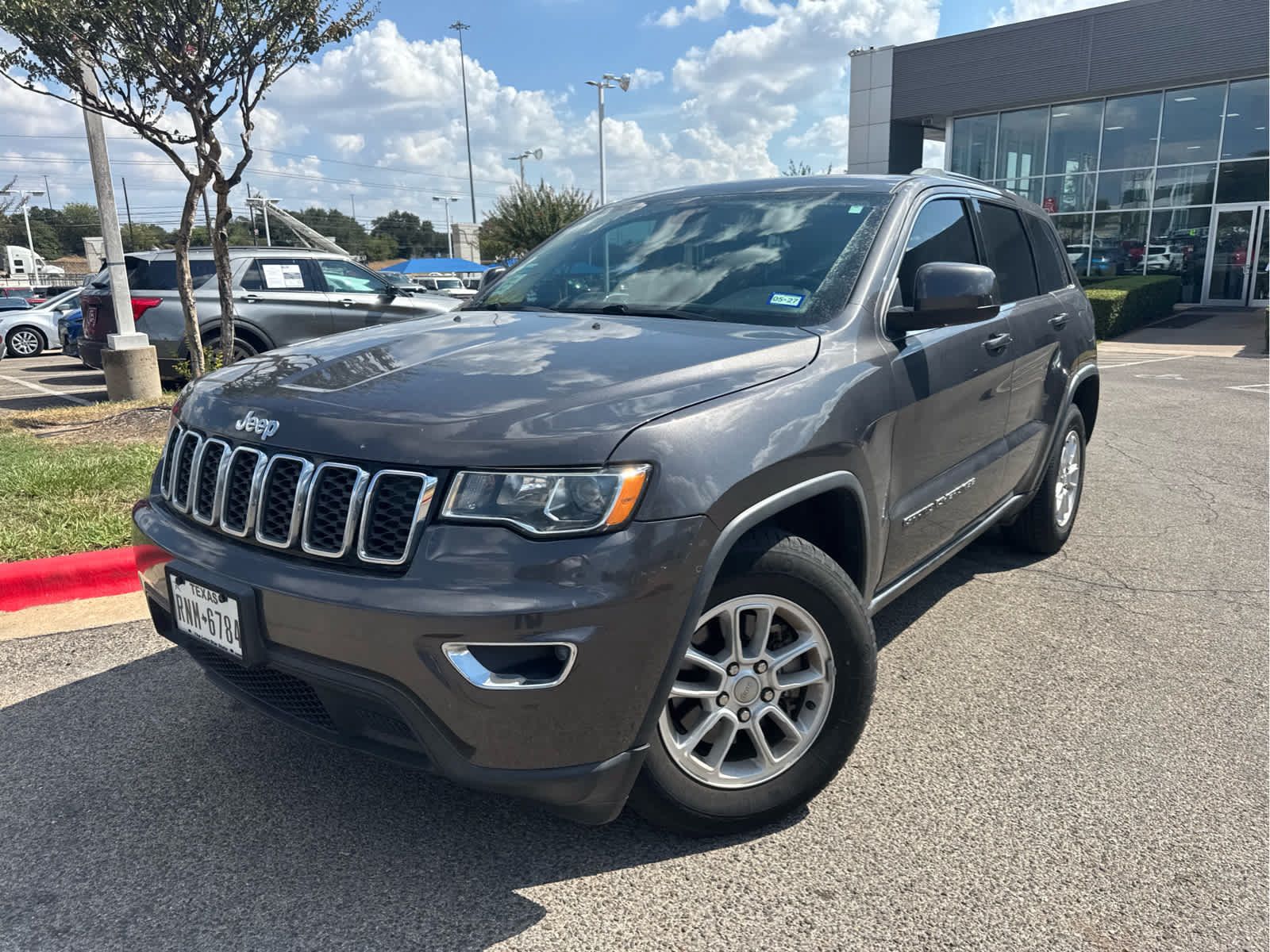 Used 2020 Jeep Grand Cherokee Laredo RWD image 3