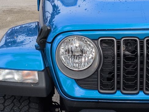 Certified 2025 Jeep Gladiator Mojave AWD/4WD image 9