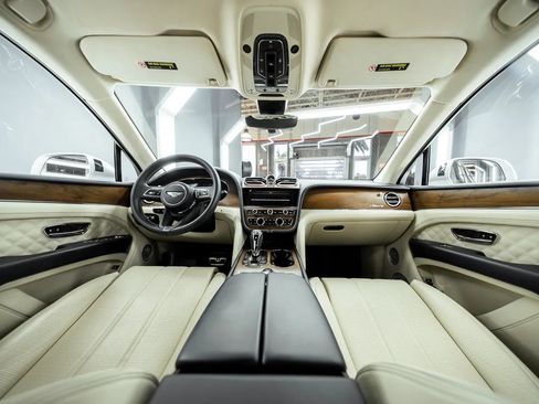 Used 2023 Bentley Bentayga AWD/4WD image 2