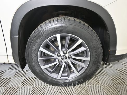 Used 2018 Toyota Highlander XLE image 11