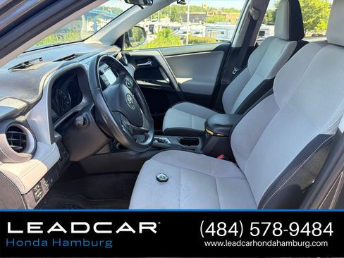 Used 2017 Toyota RAV4 XLE AWD/4WD image 4