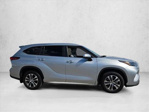 Used 2023 Toyota Highlander XLE AWD/4WD image 4