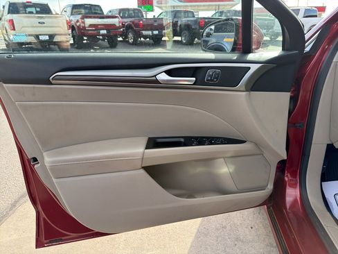 Used 2017 Ford Fusion SE w/ Fusion SE Technology Package FWD image 16
