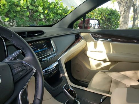 Used 2018 Cadillac XT5 Luxury w/ Driver Awareness Package image 21