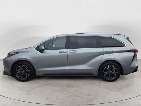 Used 2025 Toyota Sienna Platinum AWD/4WD image 8