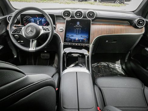 Used 2025 Mercedes-Benz GLC 300 4MATIC image 29