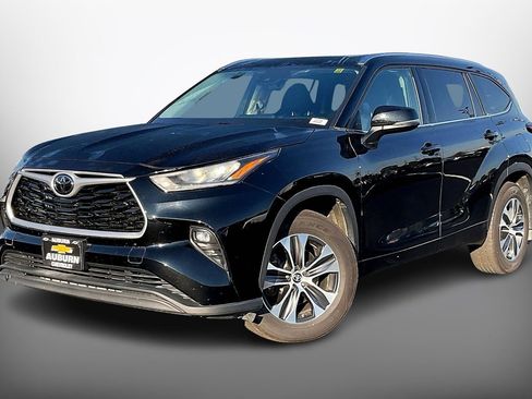 Used 2020 Toyota Highlander XLE image 2