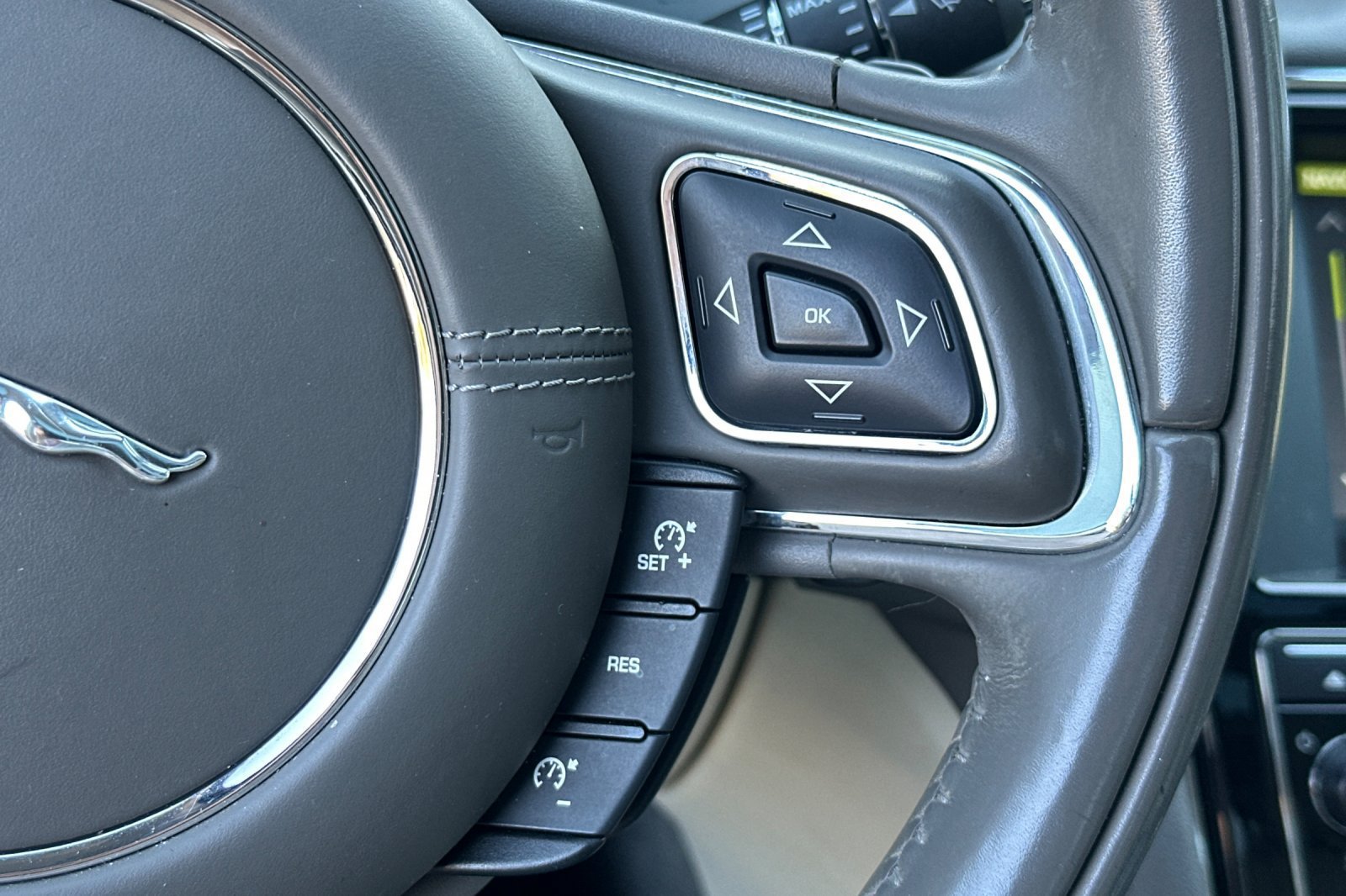 Used 2016 Jaguar XJ R-Sport RWD image 36