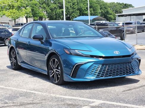 Used 2025 Toyota Camry XSE FWD image 2