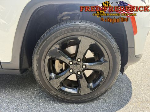 Used 2022 Jeep Grand Cherokee L Laredo AWD/4WD image 10