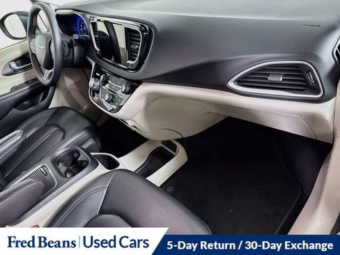 Used 2023 Chrysler Pacifica Touring-L FWD image 35