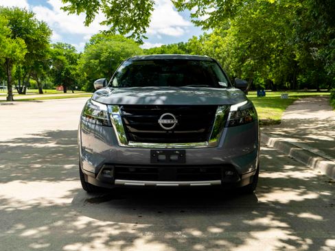 Used 2023 Nissan Pathfinder Platinum FWD image 3