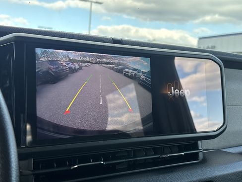 Used 2025 Jeep Wrangler Sport image 31