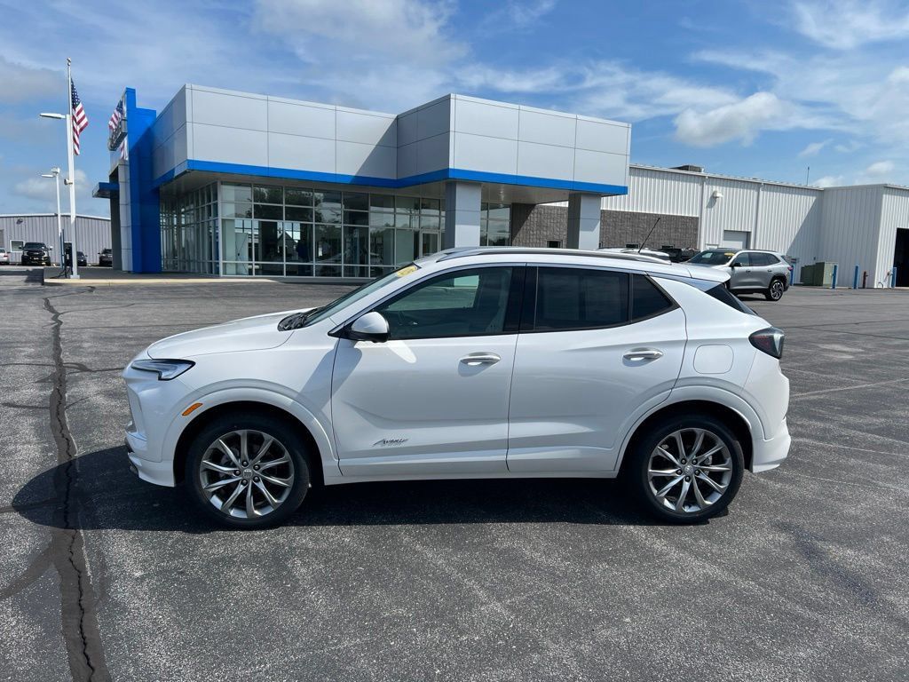 Used 2025 Buick Encore GX Avenir w/ Avenir Technology Package AWD/4WD image 4