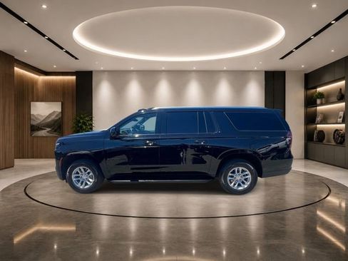 Used 2025 Chevrolet Suburban LT AWD/4WD image 4