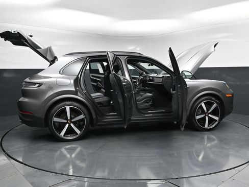 Used 2025 Porsche Cayenne AWD/4WD image 34