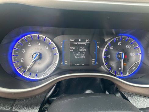 Used 2018 Chrysler Pacifica Touring-L image 12