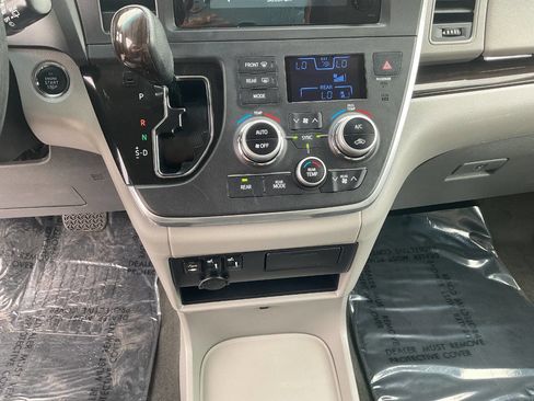 Used 2015 Toyota Sienna XLE FWD image 23