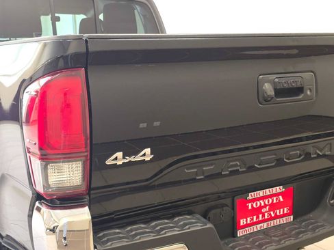 Used 2018 Toyota Tacoma SR5 AWD/4WD image 7