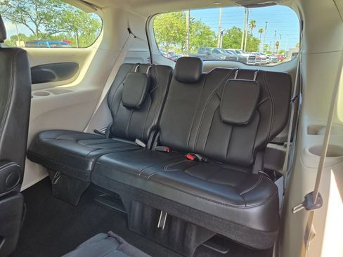 Used 2024 Chrysler Pacifica Touring-L FWD image 15