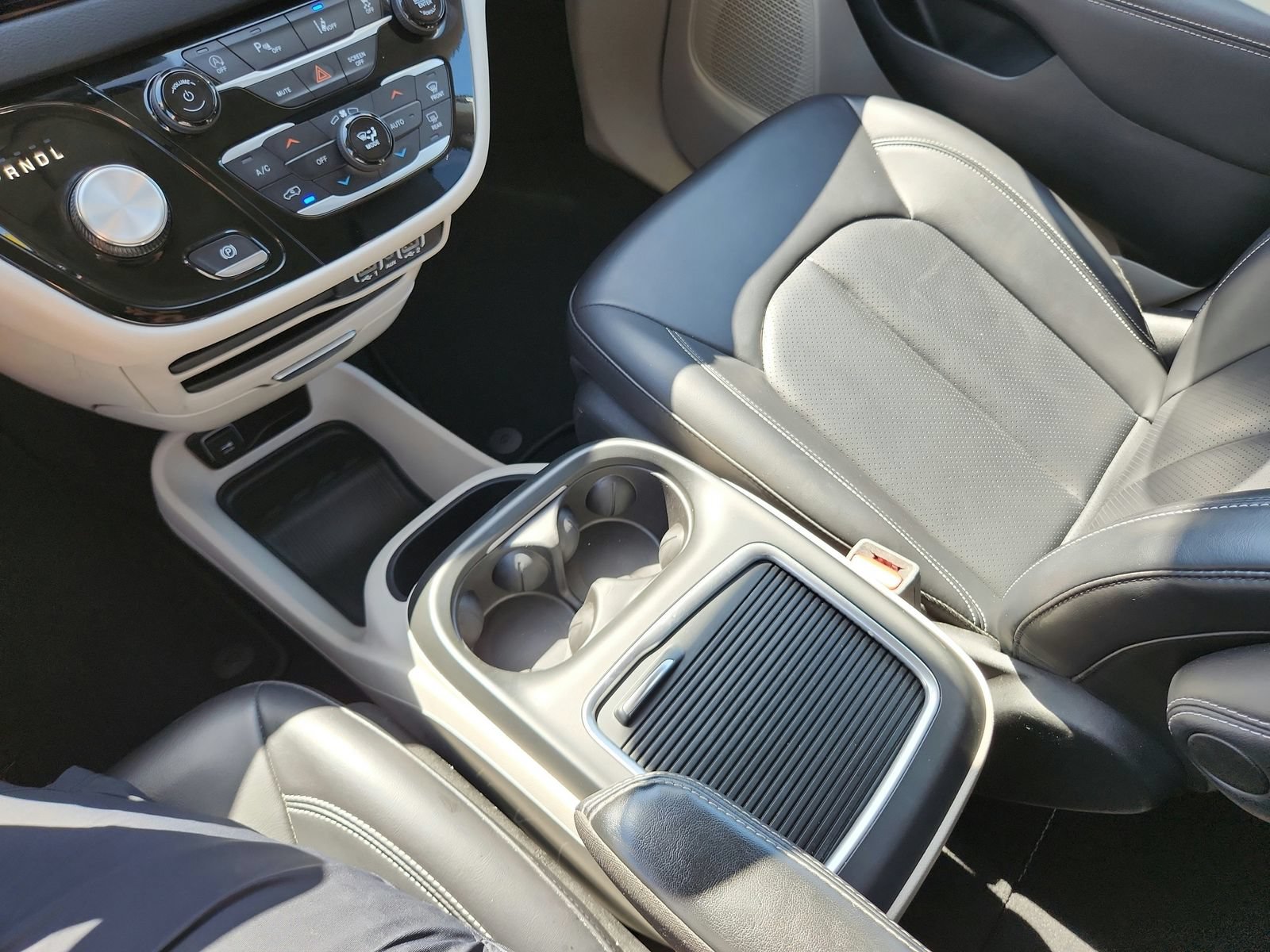 Used 2023 Chrysler Pacifica Touring-L FWD image 16