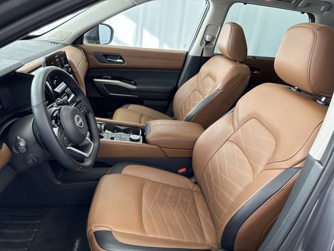 Used 2024 Nissan Pathfinder Platinum w/ Cargo Package image 7