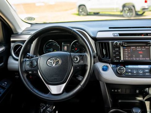 Used 2018 Toyota RAV4 XLE AWD/4WD image 6