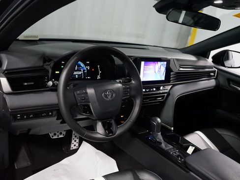 Used 2025 Toyota Camry SE FWD image 11