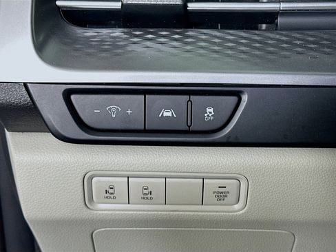 Used 2024 Kia Carnival LX image 17