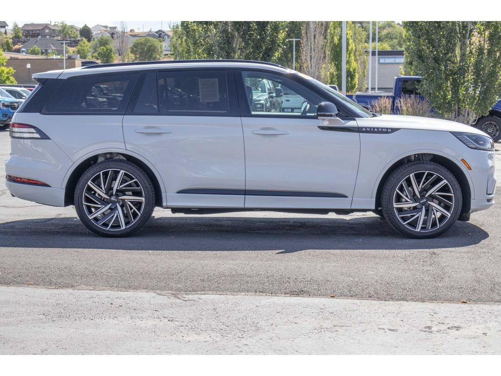 Used 2025 Lincoln Aviator Black Label w/ Jet Appearance Package AWD/4WD image 2