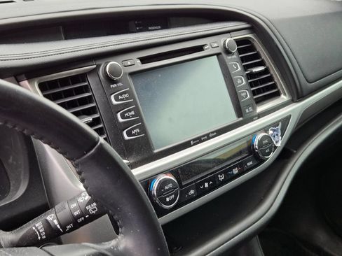 Used 2019 Toyota Highlander SE w/ Nightshade Edition AWD/4WD image 8