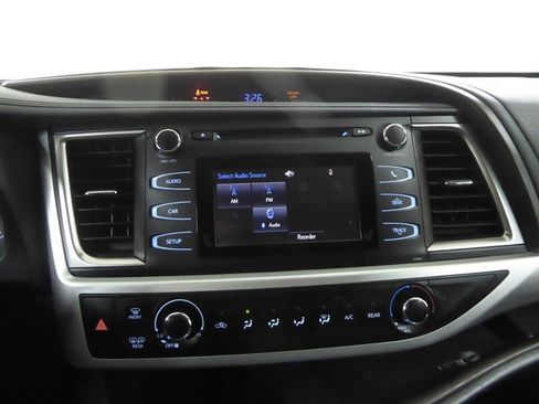 Used 2019 Toyota Highlander LE FWD image 13