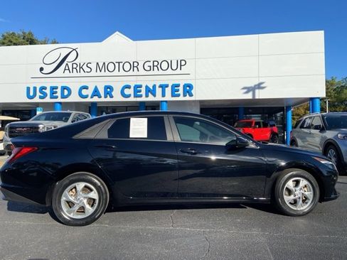 Certified 2023 Hyundai Elantra SE image 2