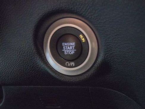 Used 2025 Chrysler Pacifica Select FWD image 25