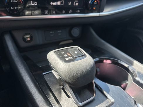 Used 2025 Nissan Rogue SV image 48