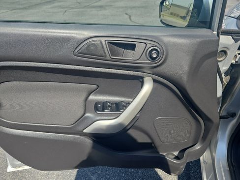 Used 2013 Ford Fiesta SE image 16